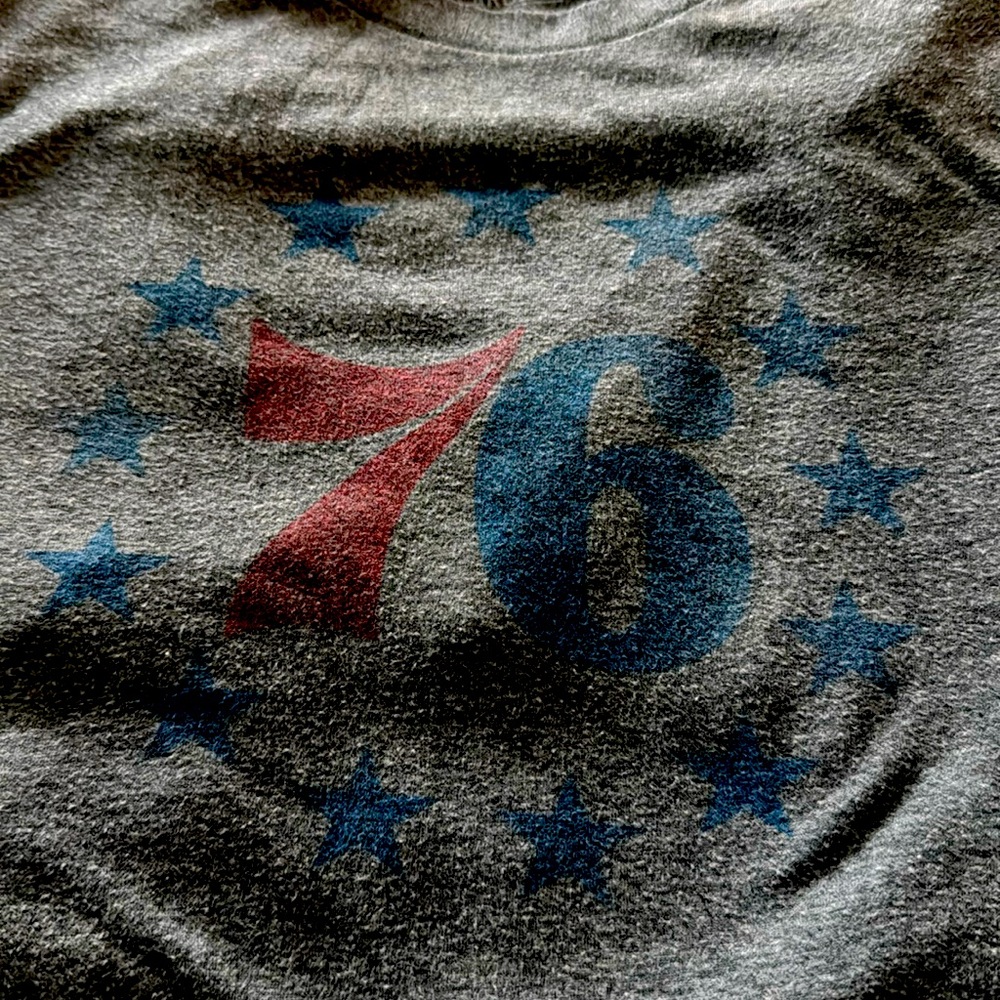 soft heathered T size L Sixers